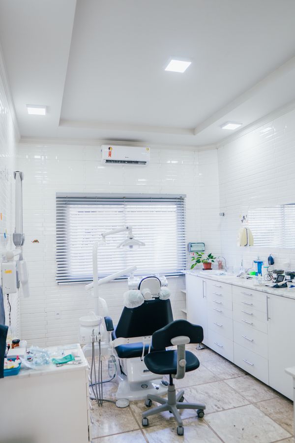 Consultório odontológico com cadeira e equipamentos