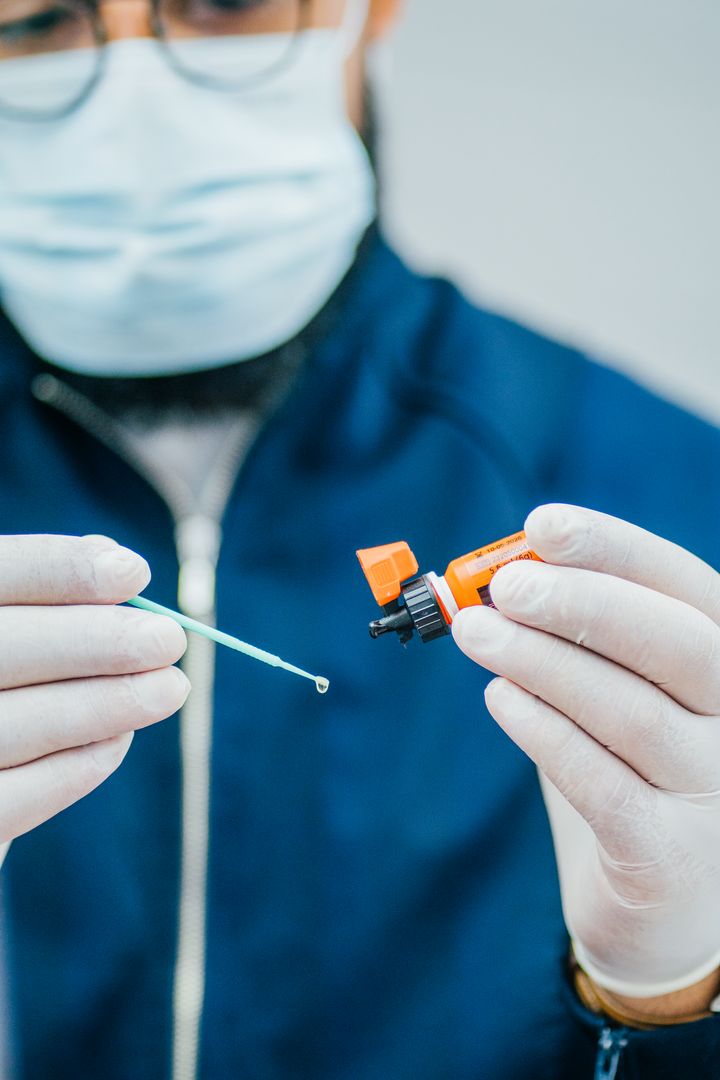 Dentista da Odonto Itoupava preparando material para o atendimento