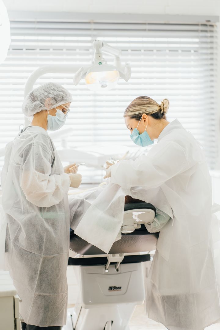 Duas dentistas da Odonto Itoupava durante um procedimento no consultório